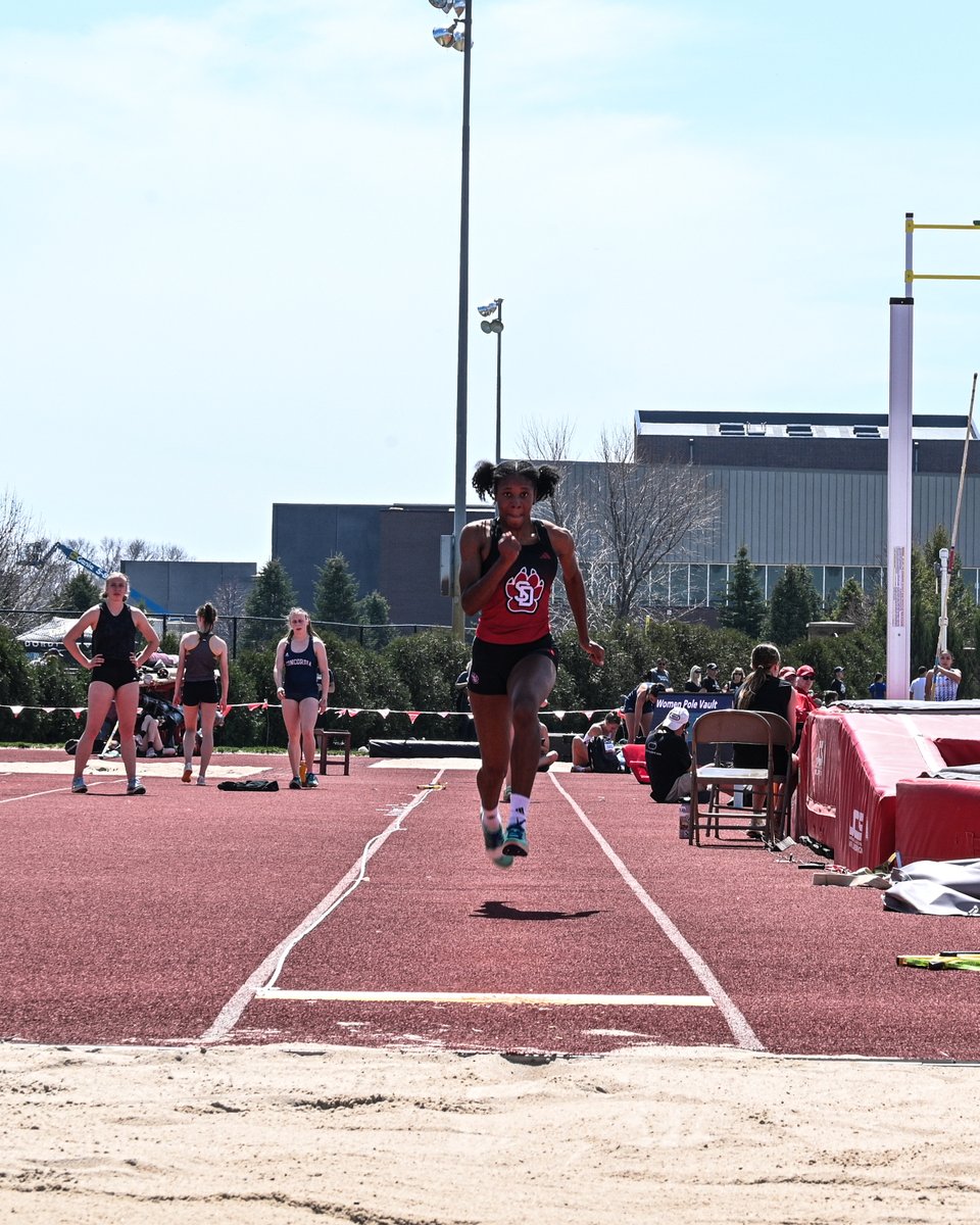 Neil wins the long jump in 18-11 ¼ (5.77m). 👏

#GoYotes x #WeAreSouthDakota 🐾