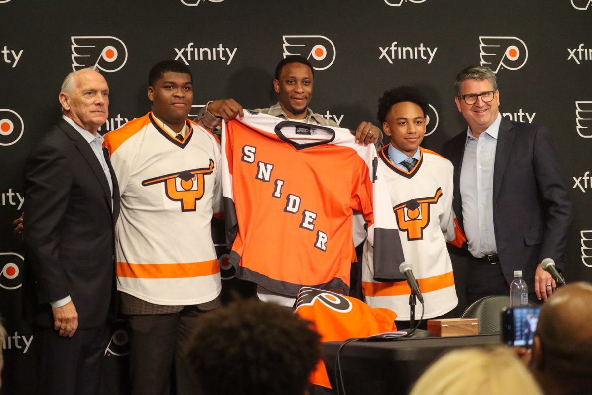 Congratulations to #SniderHockey & Education Board Member Emeritus, Wayne Simmonds, who officially retired as a @NHLFlyers this afternoon. Before the Flyers game, two Snider students presented Wayne with his own custom Snider jersey as a token of our appreciation.