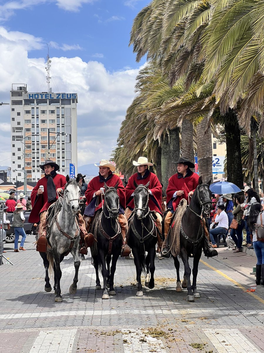 El tradicional #rodeo de #Riobamba convocó a #Chagras de todo el país. @NielsOlsenP así como varias delegaciones rindieron un homenaje a nuestra ciudad en sus #Fiestas 🐎 recorriendo por las principales calles