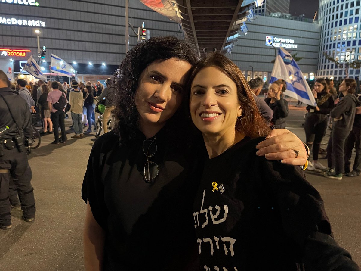 יחידי הסגולה מהאופוזיציה *האמיתית* נאבקים כתף אל כתף לצידנו ברחובות, בכיכרות, בגשרים, ובכל מוקדי המחאה החשובים. זאת לצד פעילותם הנמרצת גם בועדות הכנסת, ובכל הכלים הפרלמנטריים העומדים לרשותם. ובפינת הפרגון הפעם: ח״כ נעמה לזימי הנהדרת. תודה נעמה 💙🇮🇱 @naamalazimi