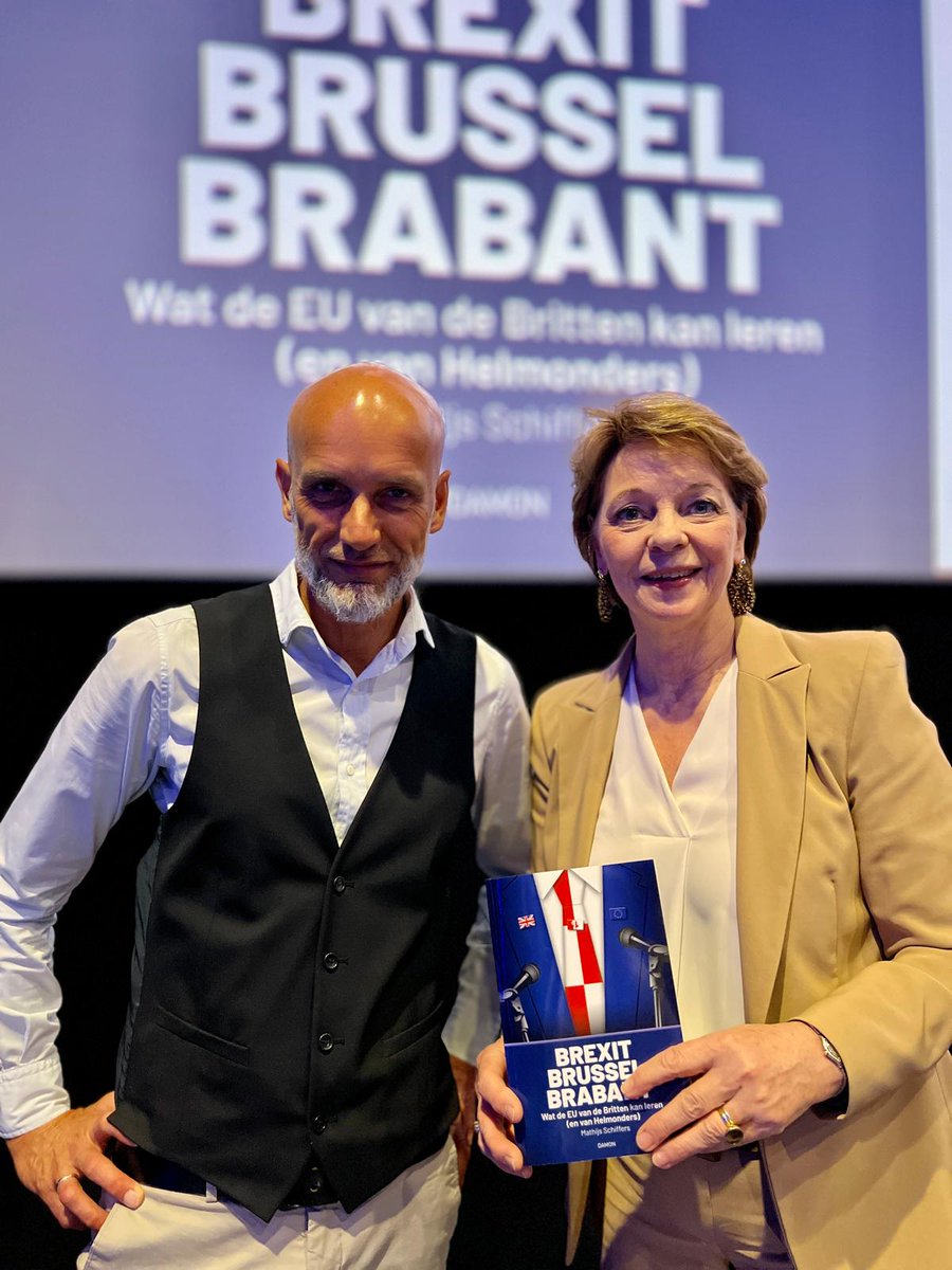 De presentatie van mijn boek "Brexit, Brussel, Brabant" vandaag in een uitverkochte <a href="/DeCacaofabriek/">Cacaofabriek</a> te #Helmond, met burgemeester <a href="/ellyblanksma/">Elly Blanksma</a> als speciale gast en...het antwoord op de fascinerende vraag wat de #EU en Berry van Aerle gemeen hebben.

<a href="/MChahim/">Mohammed Chahim</a> 
<a href="/ToineMandersEP/">Toine Manders</a>