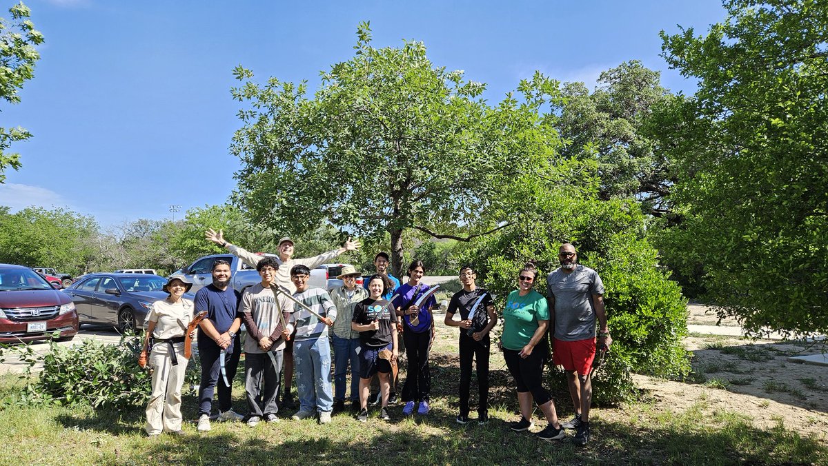 BexarBranches's tweet photo. Thank you to all the Tree Buds and the Students of Service who volunteered this morning to excavate root flares of some of the trees at the McAllister Dog Park. This allows for better soil gas exchange, reduces the risk of decay, and promotes overall tree health and stability. https://t.co/Uw9Bc470Vn