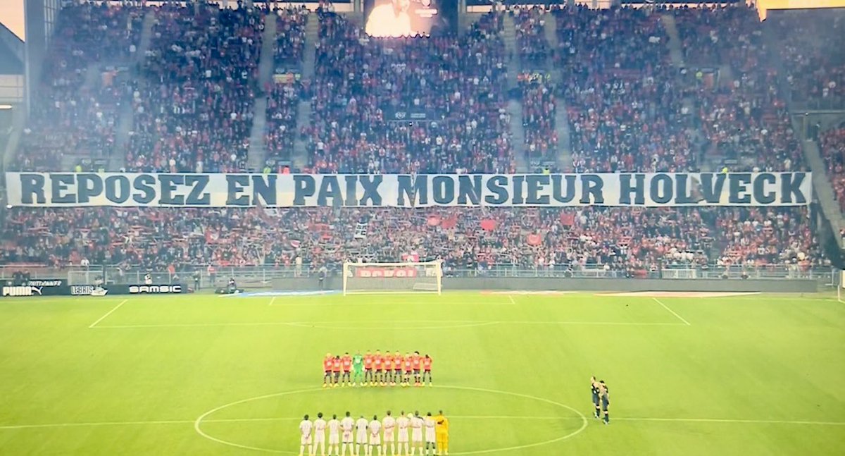 Bel hommage du Stade Rennais et de tous ses supporters à Nicolas Holveck.
Merci aussi au @SLUCbasketNancy et aux clubs de @DFCO_Officiel @MGCB_Officiel @LaBerrichonne @USAvrMSM_Off et @FCSM_officiel pour leurs minutes d’applaudissements. 
#SRFCTFC