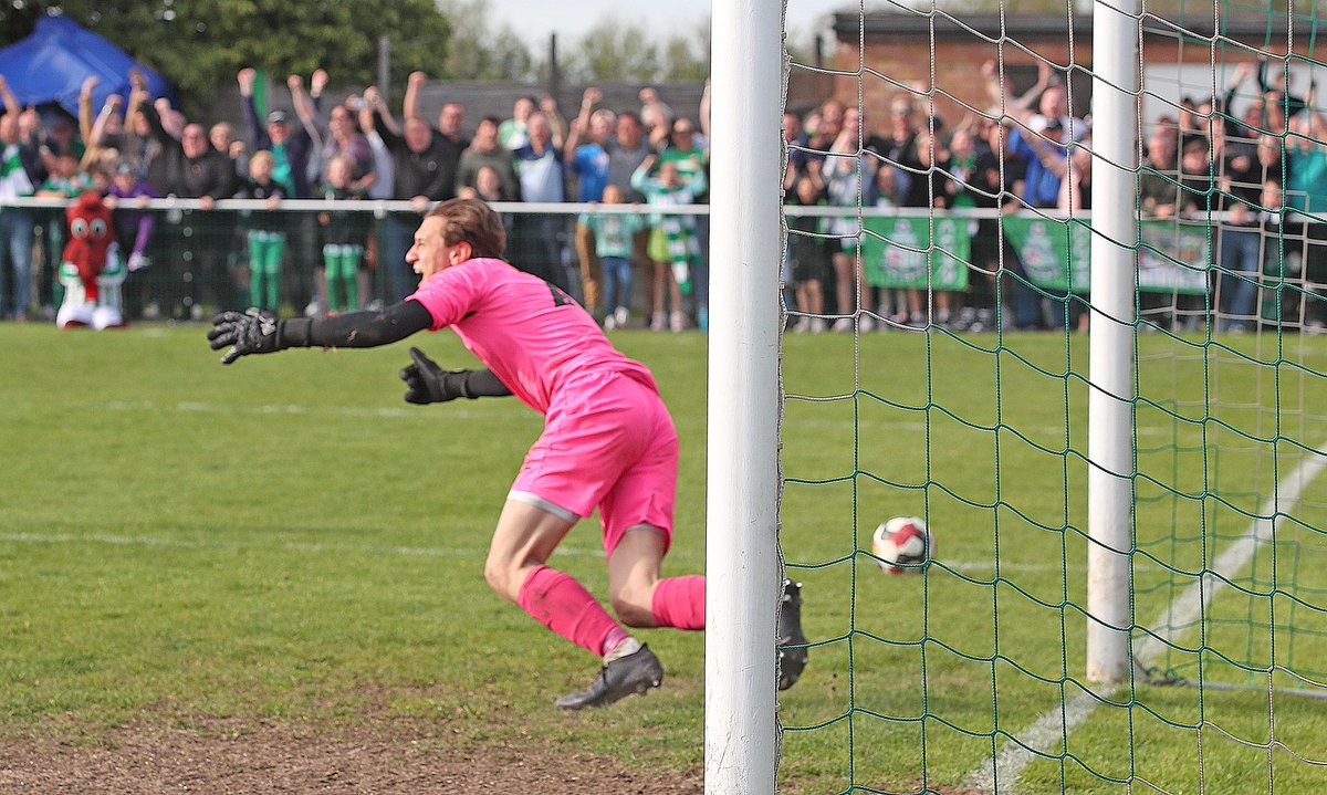 Taking a penalty in a shoot out takes courage and guts...Someone will be remembered for missing but its cruel @GWRovers @WorcesterCityFc Here are our, Wakering heroes albeit scoring, saving or celebrating @CJPhillips1982 @EssexSenior @NonLeaguePaper #LovePhotography