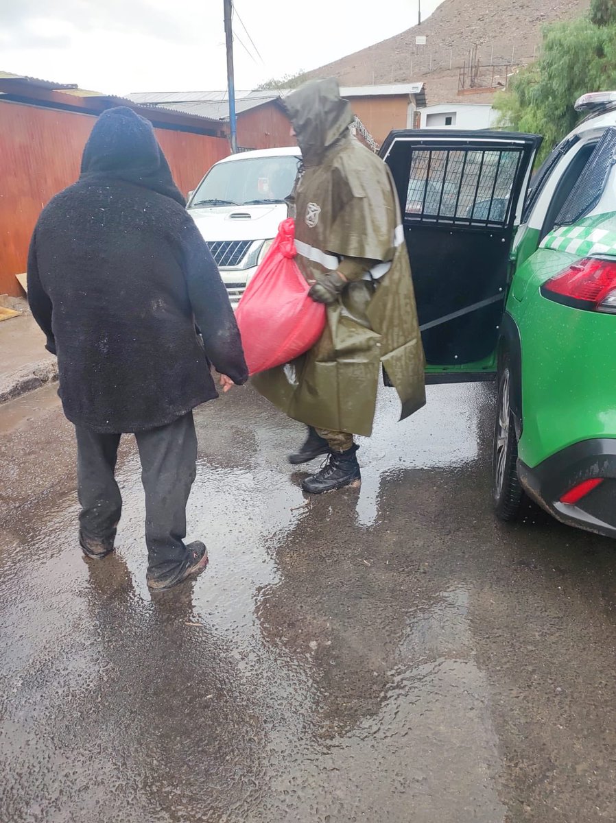 Carabineros de la Subcomisaría #TierraAmarilla en terreno verificando la situación de los vecinos y vecinas del sector Quebrada del Ají, producto de las intensas precipitaciones caídas en la zona.
#LaPrevenciónEsNuestraEsencia