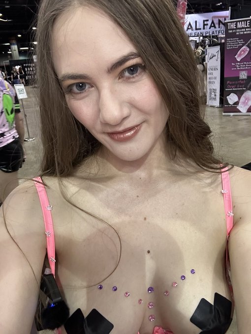 Putting sparkles on my boobies at the chaturbate booth 🥰 https://t.co/jYqTIupesW https://t.co/XeYnPO