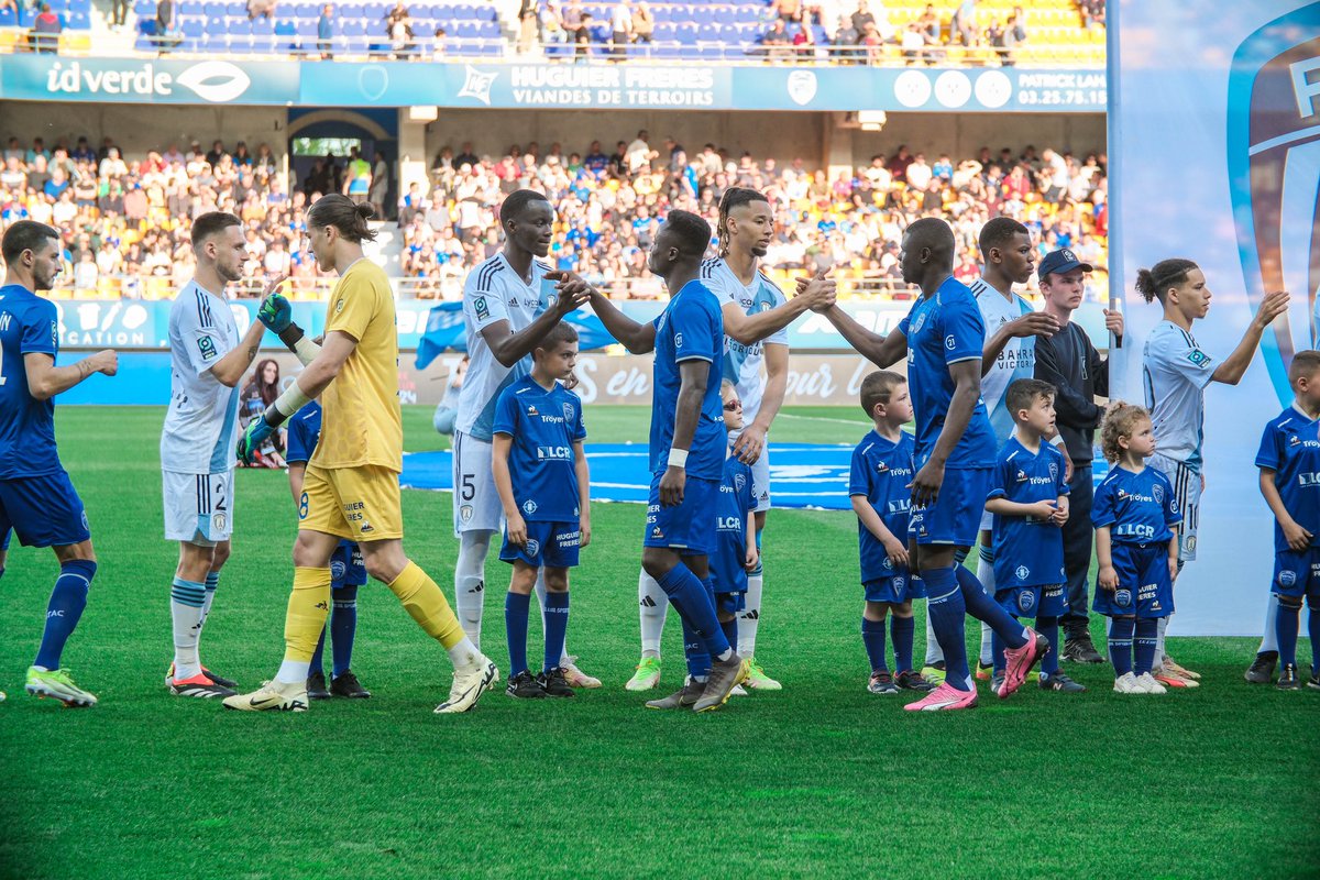 PARTENARIAT DRAGONS-ESTAC 🐉💙🤍 En prélude de la rencontre face au Paris FC, l’@estac_officiel et le @5eDragons ont acté leur partenariat en présence de @francoisbaroin , maire de Troyes, ville marraine du régiment. 1/3