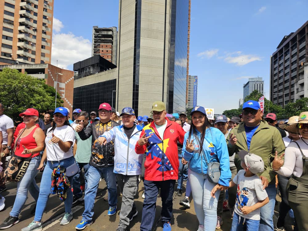 De victoria en victoria con nuestro Pdte. @NicolasMaduro como hace 22 años cuando el poder popular y las fuerzas armadas bolivarianas en las calles reclamando sus derechos y rescatar a salvo al Pdte. Legítimo de la República Bolivariana de Venezuela el Comandante Hugo Chávez.
