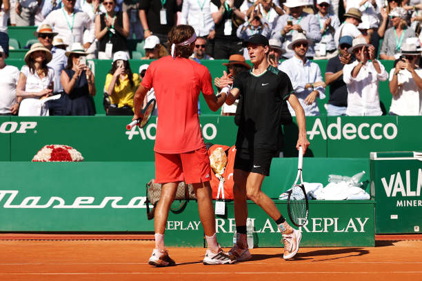 Niente Sinner-Djokovic, a Montecarlo la finale sarà Tsitsipas-Ruud. Svista arbitrale e crampi fermano Jannik - tenniscircus.com/circuito-atp/n…