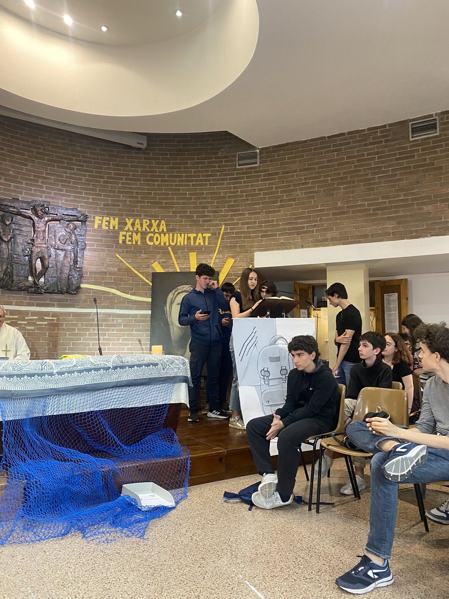 JovesLoiola's tweet photo. Un dissabte més acabem la jornada de voluntariat de @JovesLoiola dels alumnes de 3r i 4t TQE @JesuitesEdu agraint tot el viscut durant el dia. #ViureperamordeDéualsaltres https://t.co/FZIIKrF5f3