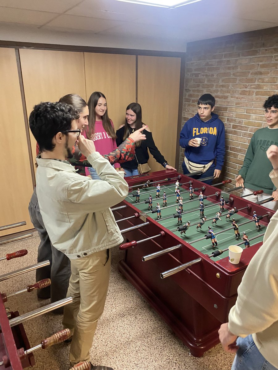 JovesLoiola's tweet photo. Un dissabte més acabem la jornada de voluntariat de @JovesLoiola dels alumnes de 3r i 4t TQE @JesuitesEdu agraint tot el viscut durant el dia. #ViureperamordeDéualsaltres https://t.co/FZIIKrF5f3