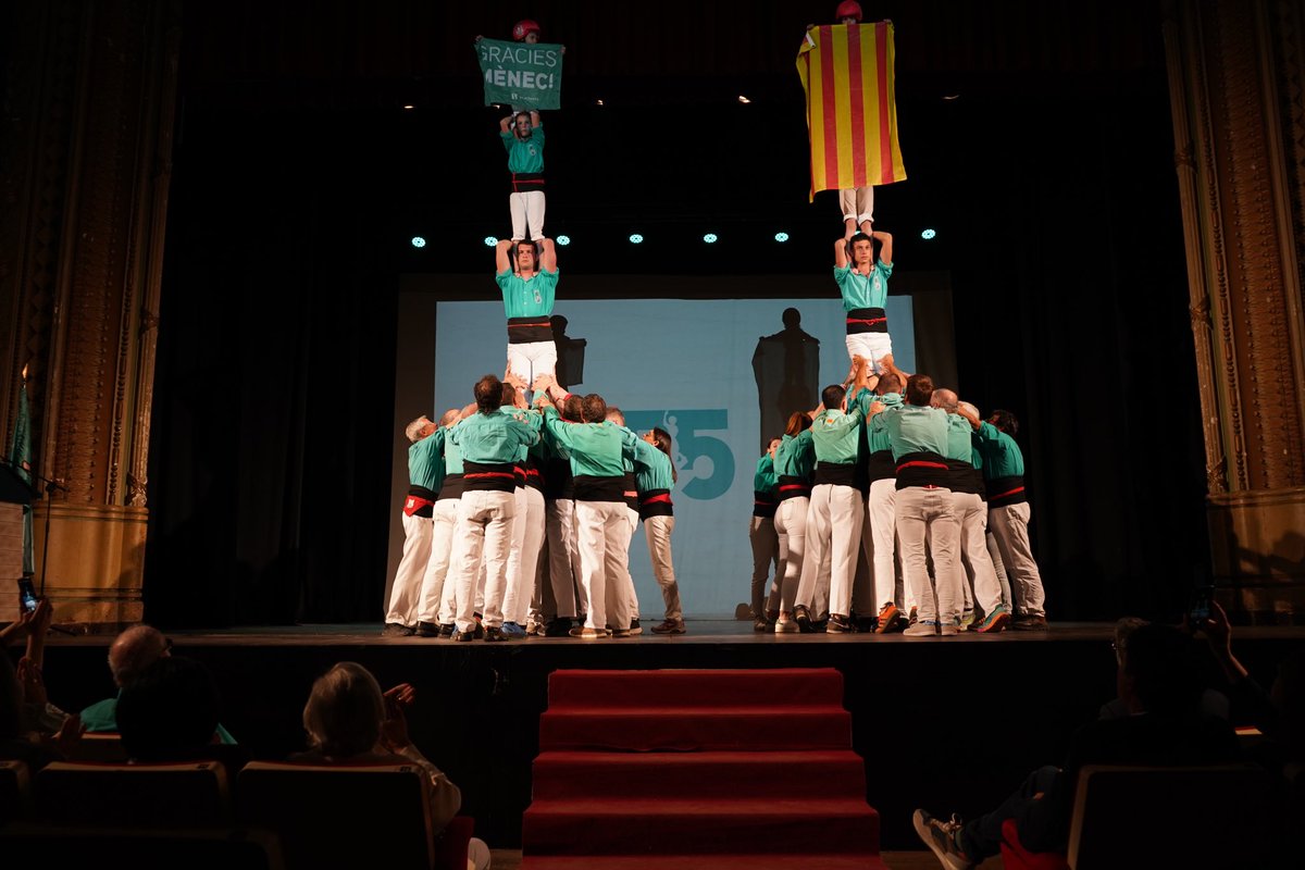 Aquesta tarda hem presentat el tercer volum del llibre de la colla:

“Castellers de Vilafranca, vol III. Dels castells de vuit als de nou amb folre. Vint anys amb el Mènec”

Una obra que recull els anys en què el Mènec va liderar els Castellers de Vilafranca.

#castellers