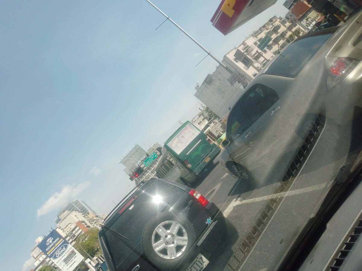MICHELECHEGARAY's tweet photo. @PolisucreOficia tres semáforos en rojo corriendo con su autobús por eso pasan los accidentes.. https://t.co/wMSuT2zgHd