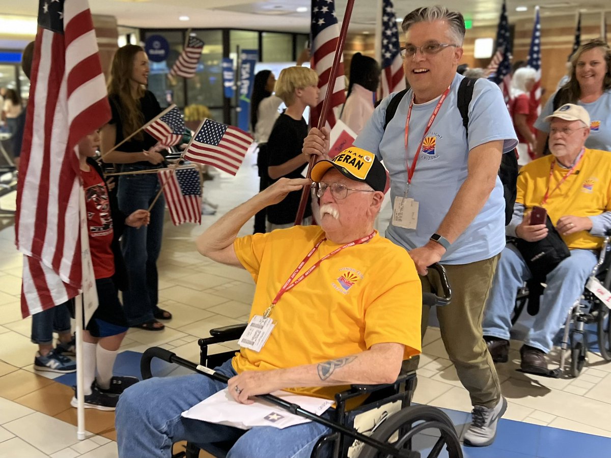 YouthforTroops's tweet photo. ❤️🇺🇸❤️ WELCOME HOME ❤️🇺🇸❤️

Did you hear the cheering? Thank you to Honor Flight Arizona &amp; Arizona Patriot Guard Riders for allowing us to celebrate this homecoming. We helped welcome home WWII, Korean, and Vietnam Veterans flying home from Washington D.C. last night. https://t.co/dQhpW3ikyt