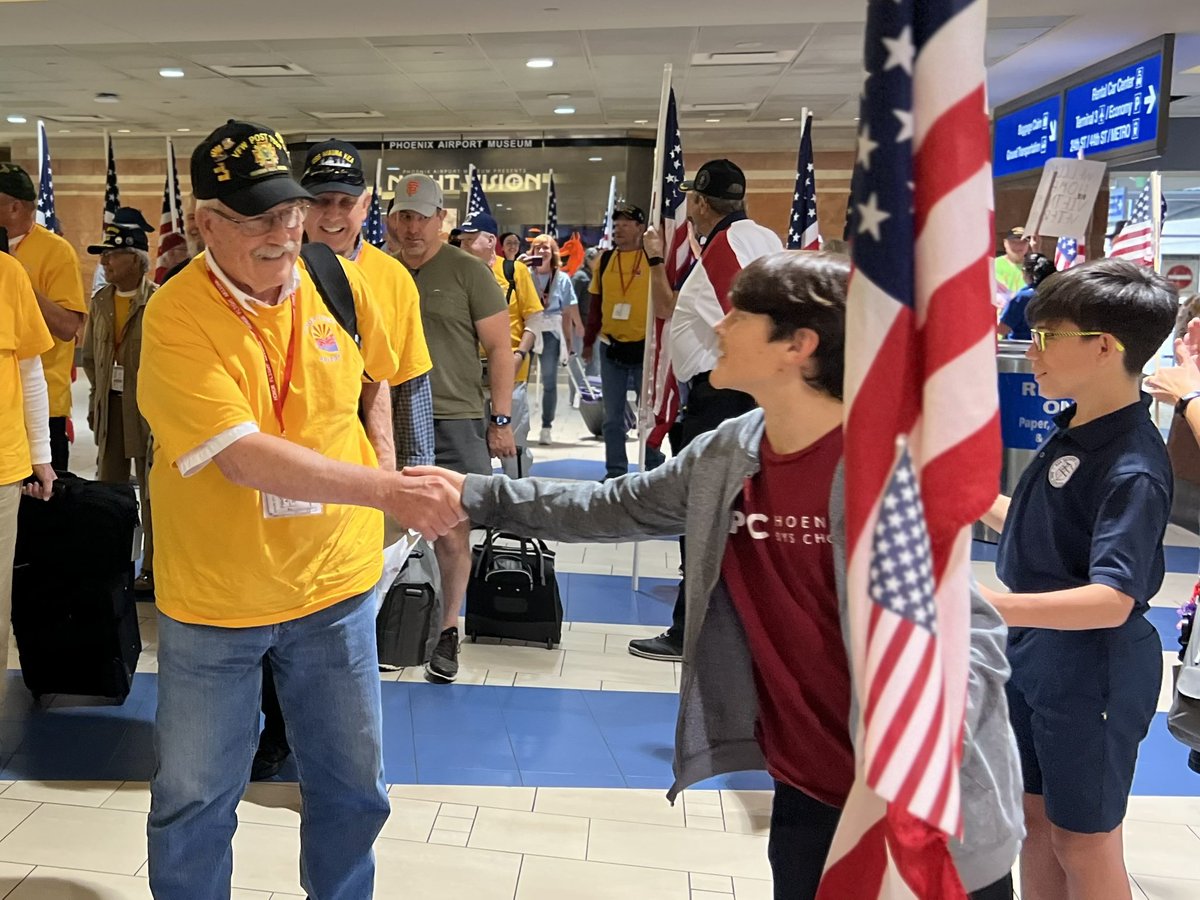 YouthforTroops's tweet photo. ❤️🇺🇸❤️ WELCOME HOME ❤️🇺🇸❤️

Did you hear the cheering? Thank you to Honor Flight Arizona &amp; Arizona Patriot Guard Riders for allowing us to celebrate this homecoming. We helped welcome home WWII, Korean, and Vietnam Veterans flying home from Washington D.C. last night. https://t.co/dQhpW3ikyt