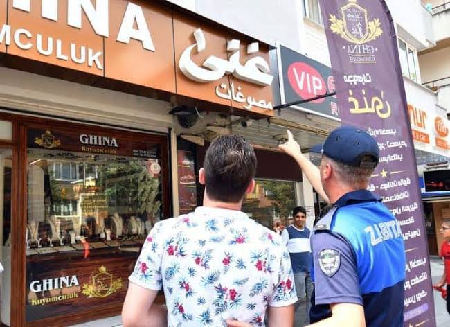 aykiri's tweet photo. CHP’ye geçen Bursa Büyükşehir Belediyesi’nden tarihi karar.

Yapılan ilk meclis toplantısında Belediye Başkanı Mustafa Bozbey’in önerisiyle “Yabancı dildeki tabelaların kaldırılması” kararı alındı.

1 Mayıs 2024 tarihinden itibaren Bursa’da yabancı dildeki tabelalar kaldırılacak. https://t.co/XnF96rqmkr