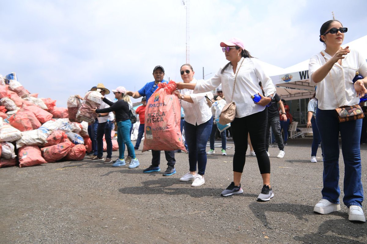 Produccion_Ecu's tweet photo. ¡Impulsamos una pesca sostenible! 🐟En el golfo de Guayaquil, el equipo de @produccion_ecu y más de 1100 pescadores artesanales participaron de una jornada organizada por @LaFENACOPEC, para recolectar plásticos y garantizar la protección del manglar.🇪🇨 https://t.co/rgoNCad4i4