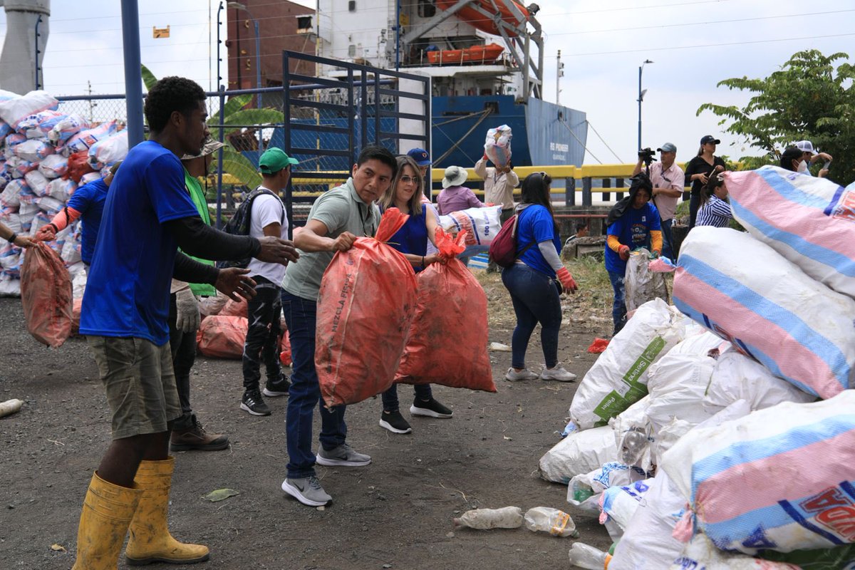 Produccion_Ecu's tweet photo. ¡Impulsamos una pesca sostenible! 🐟En el golfo de Guayaquil, el equipo de @produccion_ecu y más de 1100 pescadores artesanales participaron de una jornada organizada por @LaFENACOPEC, para recolectar plásticos y garantizar la protección del manglar.🇪🇨 https://t.co/rgoNCad4i4