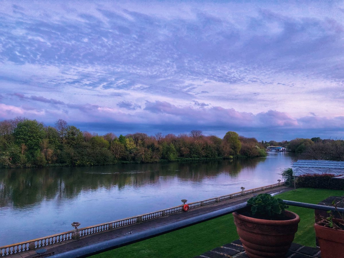 The setting sun did it’s magic again tonight and once again it filled me with awe and wonder as I watched the tree tops turn bright orange. Then after it disappeared we ended up with a beautiful lilac sky. @metoffice #loveukweather @CloudAppSoc #Twickenham #sunset