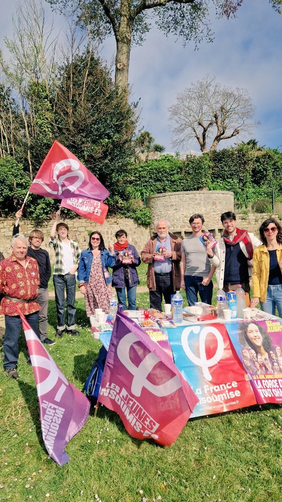 MarieMesmeur's tweet photo. Marché ensoleillé à Quimper
Tractage à Douarnenez,
Et du bon temps entre nous,

Une nouvelle chouette journée militante, aujourd'hui comme tous les jours jusqu'au 9 juin, pour faire élire @ManonAubryFr et pleins de députés de combat avec l'#UnionPopulaire
✅️✌️✊️ https://t.co/ABYmKvzvaZ