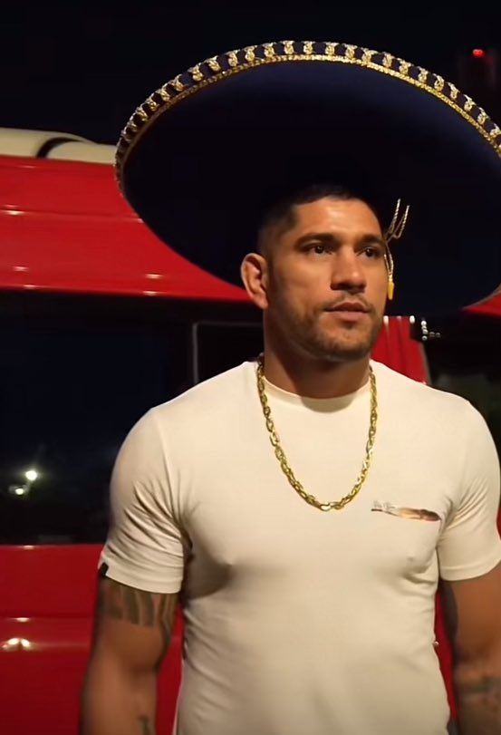 FinalXNotices's tweet image. “Babe what the fuck are you doing in front of the TV it’s barley noon”

Me off my 12th modelo: