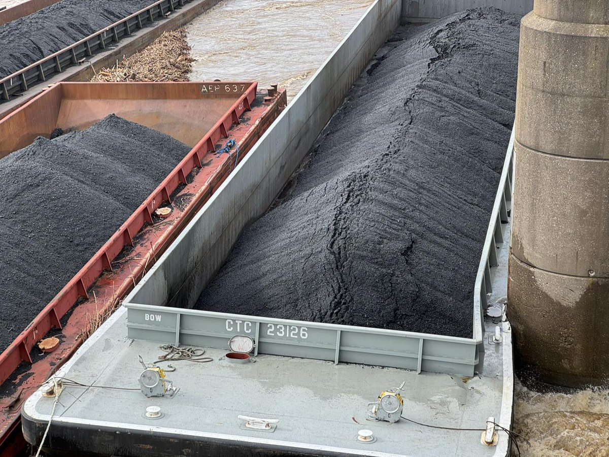 The Pittsburgh branch of the U.S. Army Corps of Engineers shared these photos of loose barges that hit the Emsworth Lock and Dam Saturday. Follow the latest on this story here: wtae.com/article/26-bar… 📸: U.S. Army Corps of Engineers Pittsburgh District