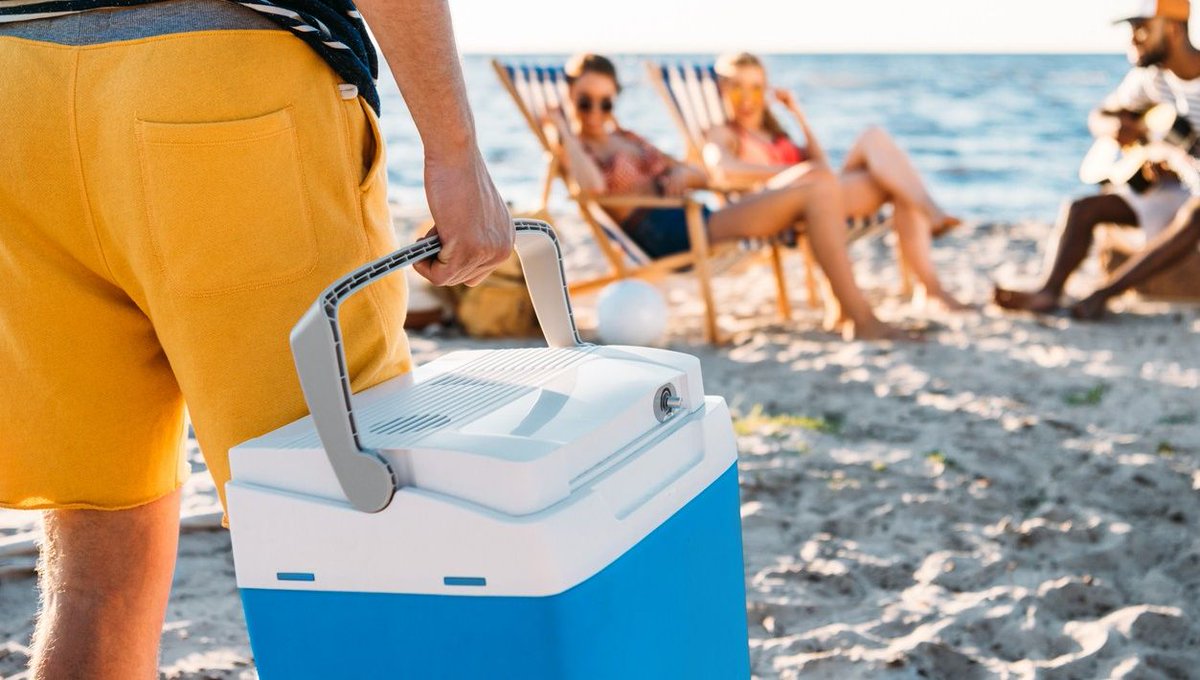 Chill Out and Pack the Perfect Beach Day Cooler l8r.it/aGNg #beach #summer #snacks #summertime #beachlife #packinghacks #sunshine #sea #ocean