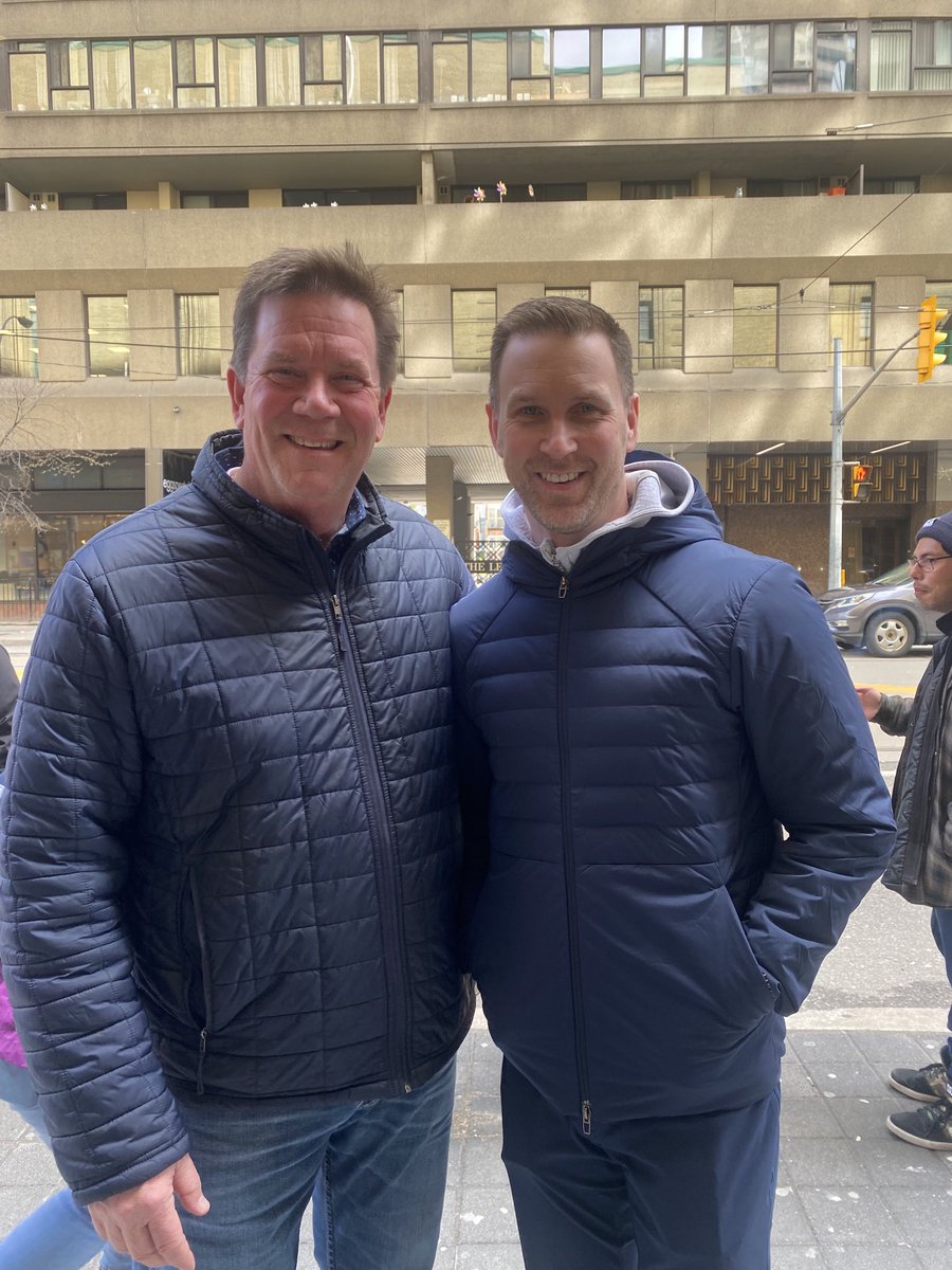 GGreenMachine's tweet image. Bumped into ⁦@BradGushue⁩ outside the ⁦@grandslamcurl⁩ in T.O. Big semis this afternoon on ⁦@Sportsnet⁩ . Just a regular guy. #Woooo