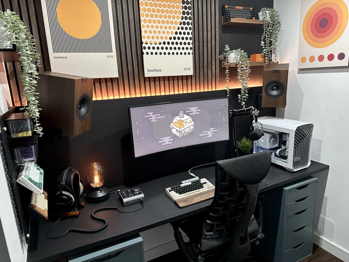 Matt_RN's tweet photo. Nearly there with the move to warm/wood theme setup from all white/heavy RGB. Really enjoying this setup at the moment.

#desksetup #setup #battlestation #officespace #workfromhome https://t.co/hM9MeDrJjS