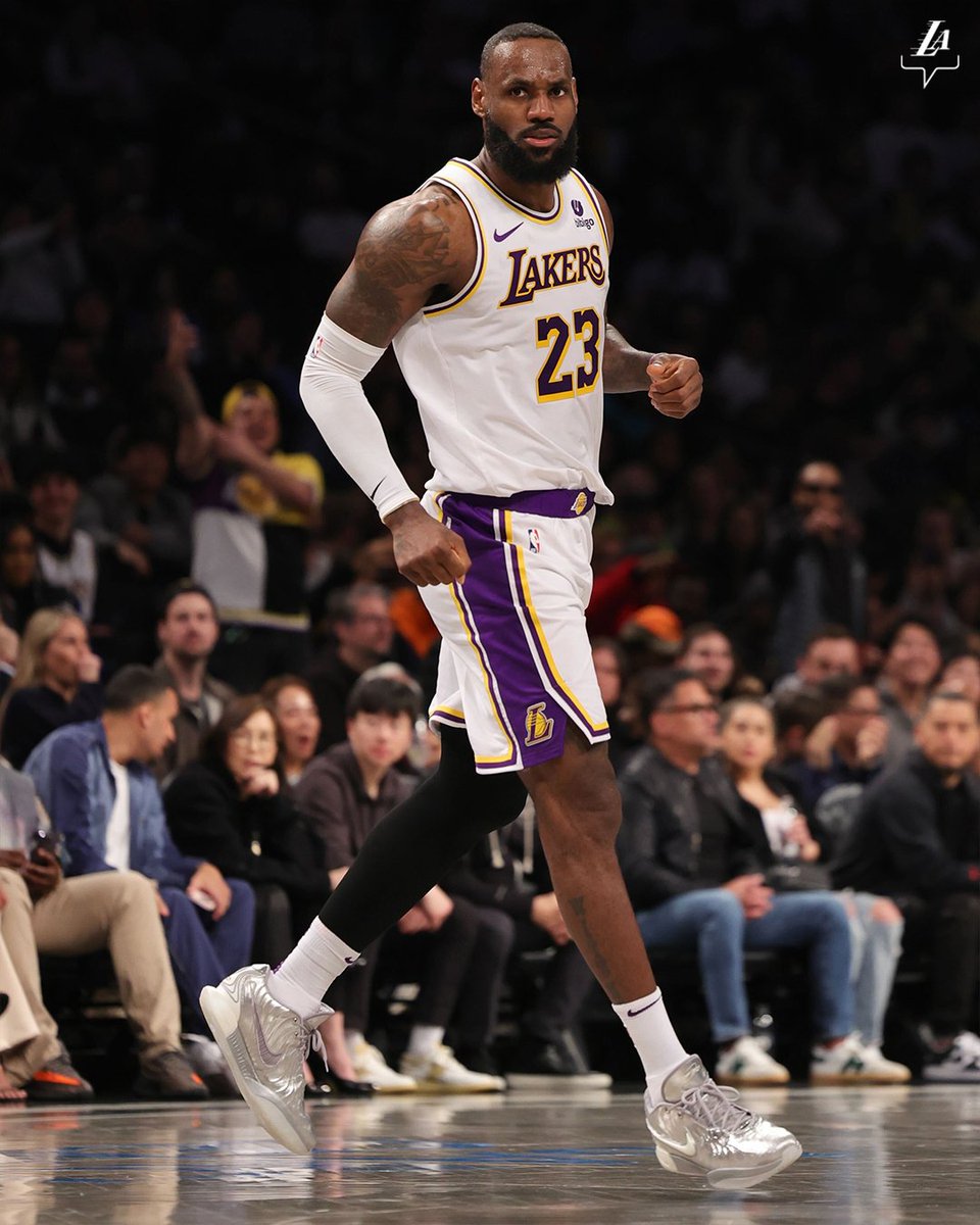 BronMuse's tweet photo. Seasons averaging 25+ PPG:

20 — LeBron James

20 — Jordan, Pippen, Hakeem, Isiah, Stockton, Bird, and Magic COMBINED

We'll never see another LeBron 🐐 https://t.co/kcaT0uFpLO