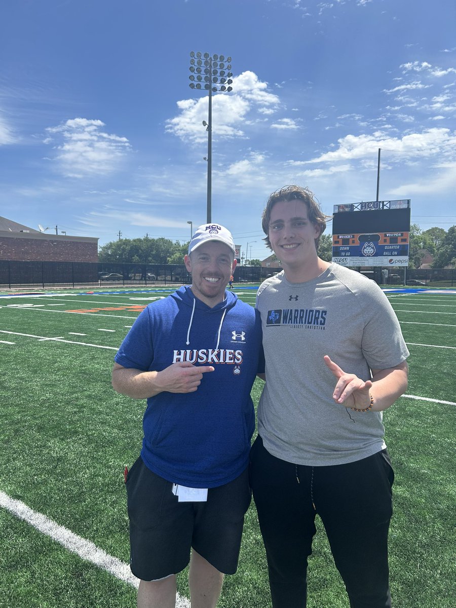 Thank you @HCUFootball for having me out today. It was awesome to meet @CoachBeauBlair What a great day for some football. #DAWGSUP @josiahtauaefa @CoachStanleyLCS @LoganTillman @TrenchUDFW @JasonWitten @diversionsm