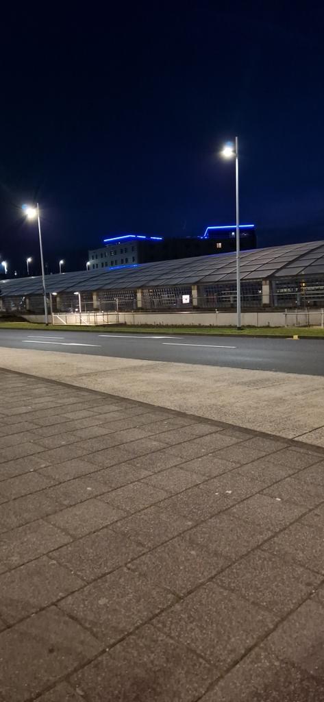 dani2000k's tweet image. تو فرودگاه و دل‌تنگیش