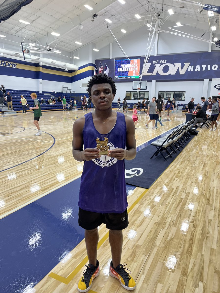 Our guy @christianj0nes_ getting it done today at the Metro Showcase‼️ Taking home MVP of the Senior Showcase Game😤 Dude is tough as nails and can SCORE!! Coaches still need to tap in to a guy that will help their program🔮