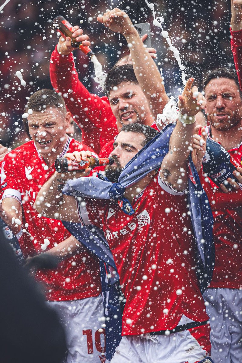 Wrexham_AFC's tweet photo. 🍾

🔴⚪️ #WxmAFC https://t.co/KvgNJnL4oI