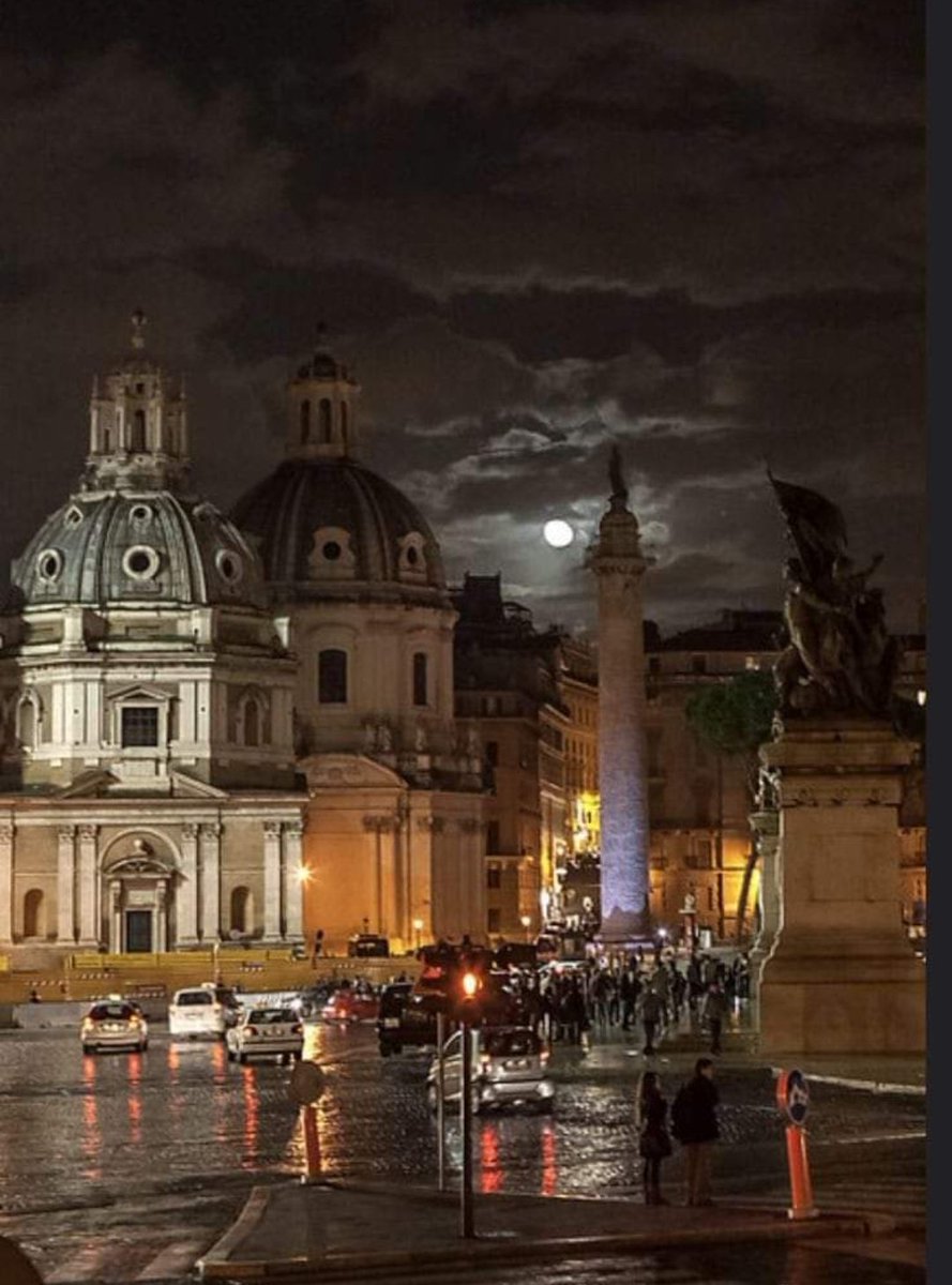 Stasera così ! Piazza del Popolo !! sapete perché si chiama così... Perché Nerone nell'antica Roma ci fece crescere un bosco di pioppi, in latino populos ! Sogni belli. 💫✨🌌🌹