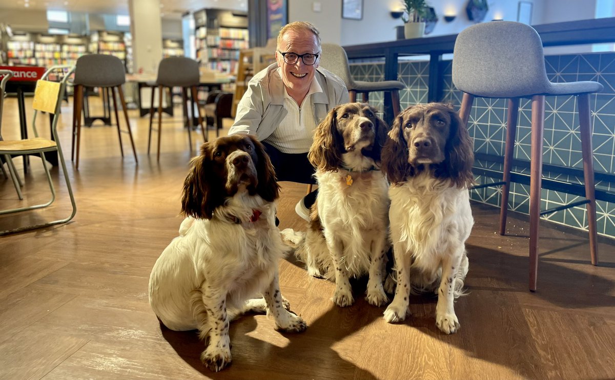 First book launch I’ve done where the dogs get a bigger cheer than the author. You can see why. Thanks @WaterstonesGla for having me on board.