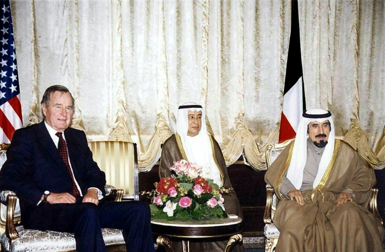 #tweetfromalternatehistory Kuwait City - 1993 #DiedOnThisDay in #alternatehistory former President George H.W. Bush was killed by a car bomb during a visit to commemorate the coalition's victory over Iraq in the Gulf War tinyurl.com/25reovw3