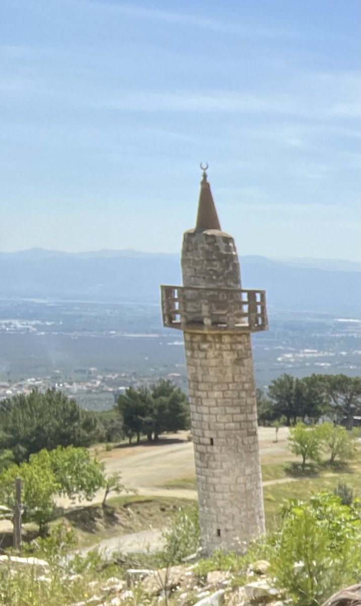 Güre Kavurmacılar Köyündeki bu eski minareye ne yapmışlar tahmin edin? Bir hayırsever yeni cami yaptıracağı için yıkmışlar! Yıkmışlar, yok etmişler düşünebiliyor musunuz? ⁦@EdremitBelediye⁩ bir açıklamanız var mıdır?