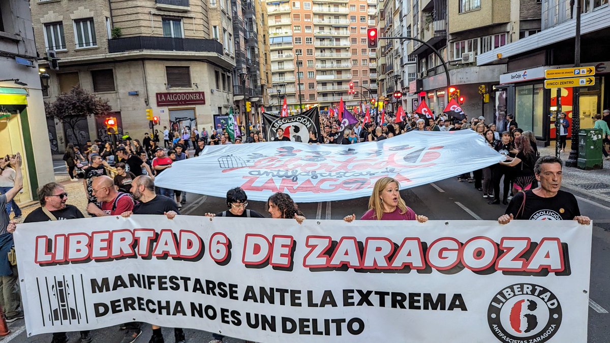 Familiares de los seis, representantes de @Libertad6Zgz y de @adrinoestassol portan las pancartas de cabecera, con los lemas 'Manifestarse ante la extrema derecha no es un delito' y 'Libertad 6 antifascistas de Zaragoza'