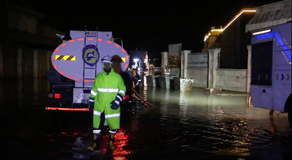 A strong rainstorm accompanied by hail swept through areas of northern and eastern rural #Aleppo Friday, April 12, causing substantial damage to civilian homes, camps, and several public facilities, including a hospital in the city of Ahtarin, east of Aleppo. Our teams worked to