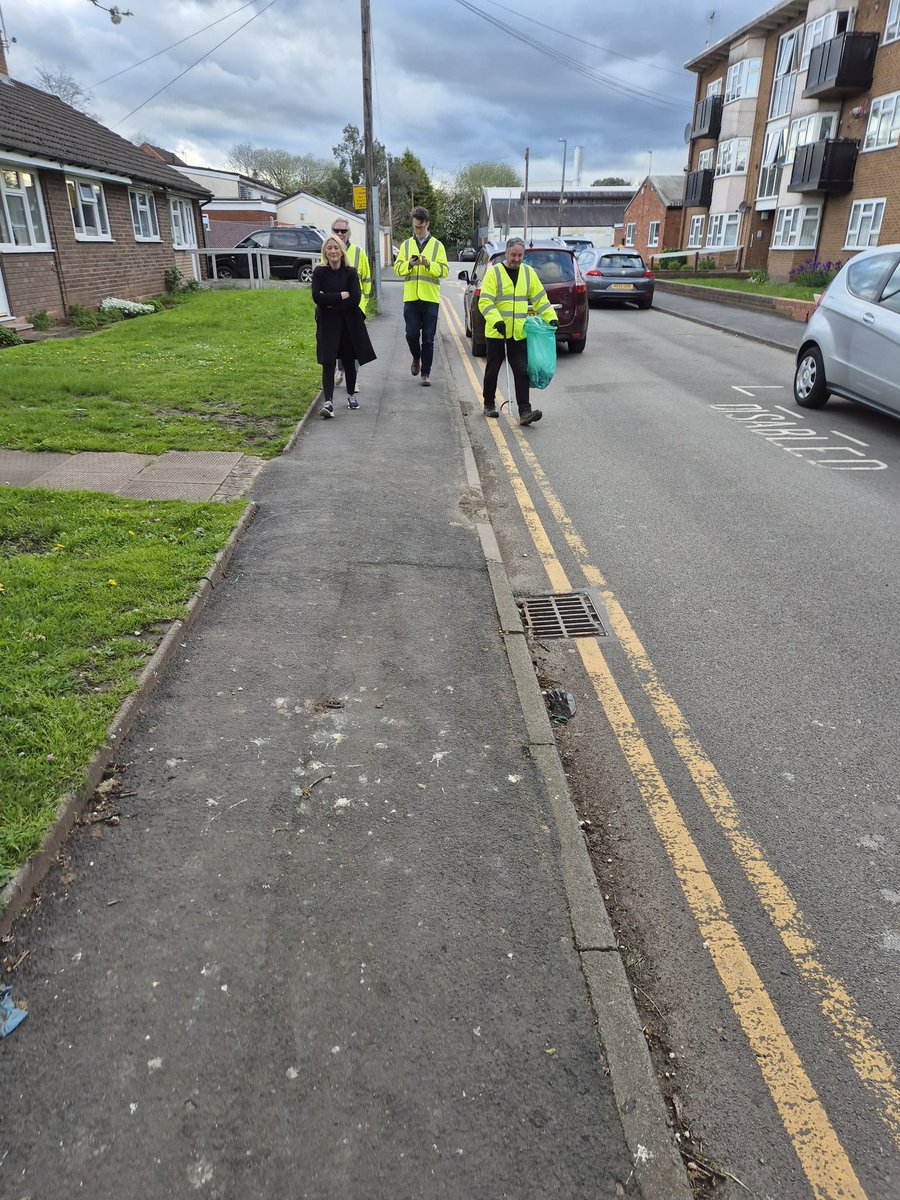 Amblecote Community Patrol where out and about the area this evening.

They even managed to do a quick little litter pick whilst out on patrol.

Thank you to everyone for taking time out to patrol the area.