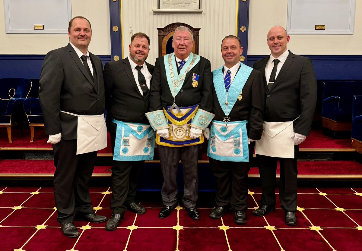monmasons's tweet photo. #CasnewyddLodge6779 recently hosted a momentous #doubleinitiation ceremony that welcomed siblings into their ranks. But whilst the double initiation wasn’t out of the ordinary, it was the two brothers family connection with the Lodge that made it unique. 👉🏻https://t.co/6VG19l7S2k https://t.co/NhJcT2qmUv