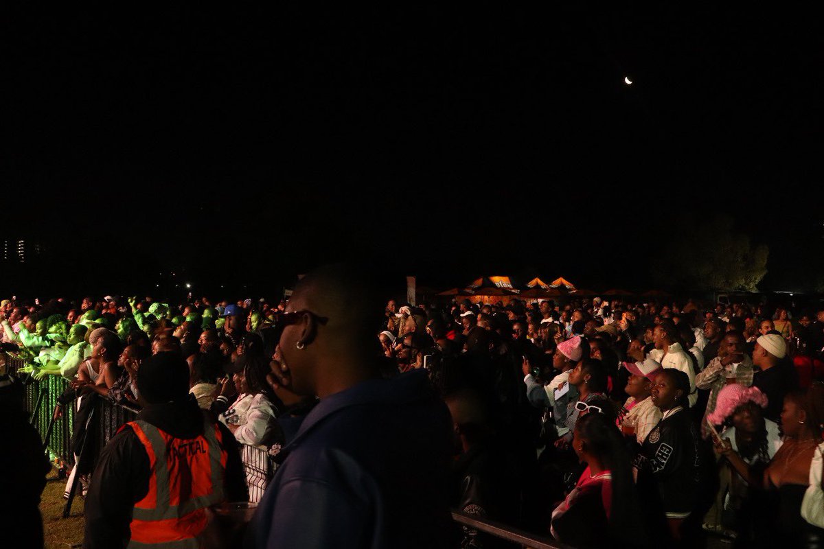 .<a href="/ZeeNxumaloZA/">Zee Nxumalo</a> performing at the #NoDegreeNoEntryFest!

#Witsie4Life