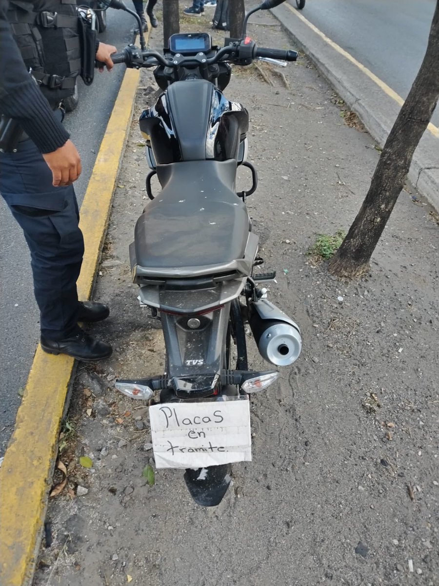 2 heridos tras colisión de 2 motocicletas en Avenida Petapa 31 calle zona 12 PNC a cargo del caso porque 1 de las motocicletas no tiene placa de circulación #TransitoGT #TraficoGT #PMTGuatemala #InformacionGT #NoticiaGT #AmilcarMontejo #VialGT #MovilidadGT