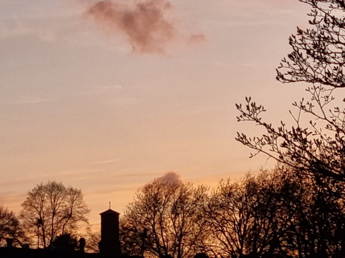 Tonight's Sunset & Skies Over Shrewsbury 📷 ☀️ #Shropshire #SunsetViews #photooftheday