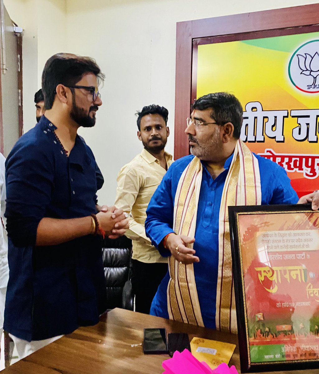 RANJANRAJEEV201's tweet photo. गोरखपुर क्षेत्र के क्षेत्रीय अध्यक्ष माननीय श्री सहजानंद राय जी से मुलाक़ात कर आगामी चुनाव में यूएई से आने वाले सभी उत्तर प्रदेश प्रवासी भारतीय की जानकारी दी और साथ ही साथ उन सभी का  चुनाव प्रचार में भरपूर सहयोग करने का आश्वासन भी दिया @IPF_uae @vijai63 @sahjanandraibjp @Vaidyaj https://t.co/7jnMy6TM0d