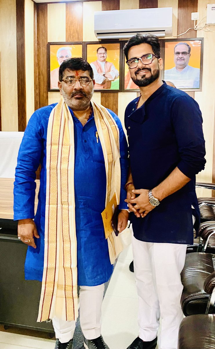 RANJANRAJEEV201's tweet photo. गोरखपुर क्षेत्र के क्षेत्रीय अध्यक्ष माननीय श्री सहजानंद राय जी से मुलाक़ात कर आगामी चुनाव में यूएई से आने वाले सभी उत्तर प्रदेश प्रवासी भारतीय की जानकारी दी और साथ ही साथ उन सभी का  चुनाव प्रचार में भरपूर सहयोग करने का आश्वासन भी दिया @IPF_uae @vijai63 @sahjanandraibjp @Vaidyaj https://t.co/7jnMy6TM0d