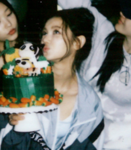 danimrsh's tweet photo. her cake was so cute like ofc it's carrot-themed silly carrot lover 😭😭😭 https://t.co/ND2JY0pENz