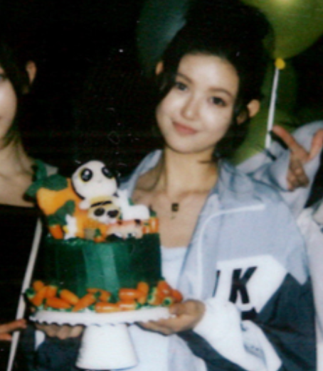 danimrsh's tweet photo. her cake was so cute like ofc it's carrot-themed silly carrot lover 😭😭😭 https://t.co/ND2JY0pENz