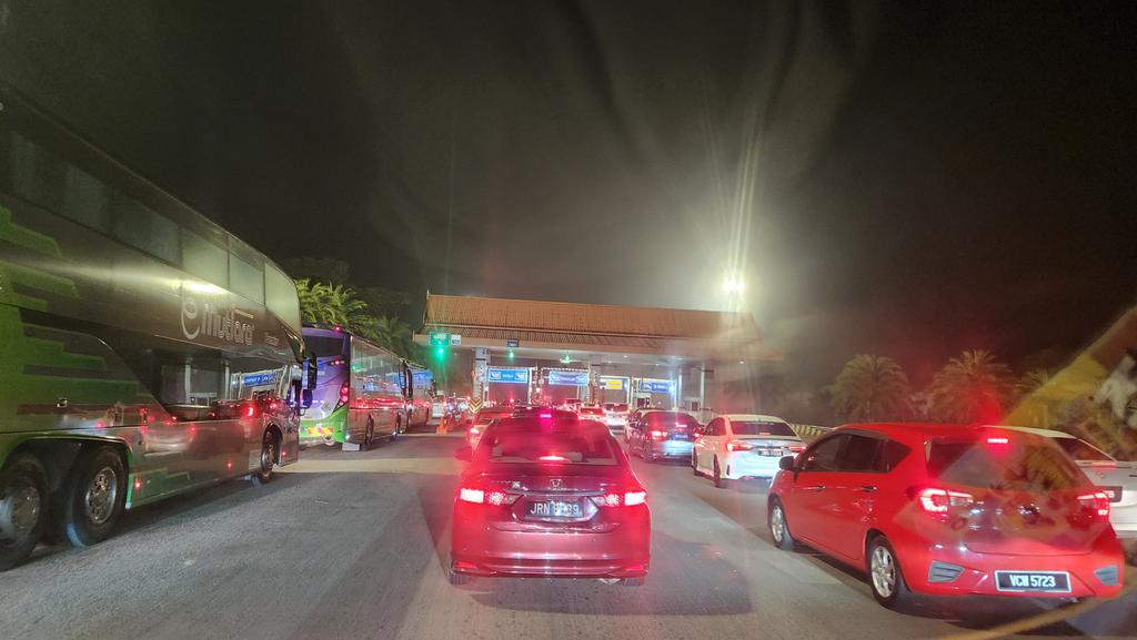 afyanIFP's tweet photo. "Kalau keluar sebelum subuh, mesti tak ramai orang"

Rupa-rupanya 10,000 yang berfikiran sama. Huhu... https://t.co/ERxoz0ao7q